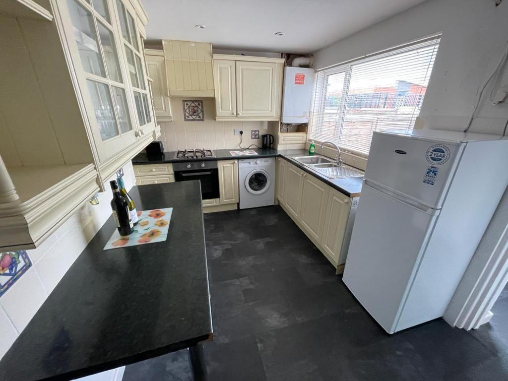 Cheerful 2 Bedroom House Hindley エクステリア 写真