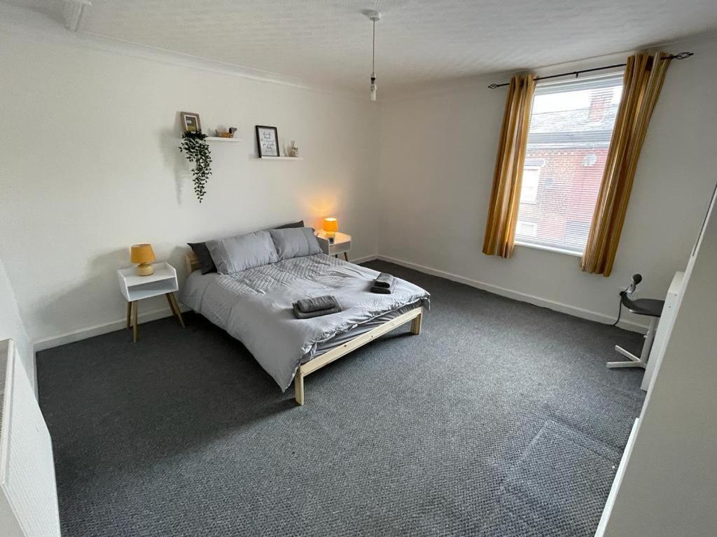 Cheerful 2 Bedroom House Hindley エクステリア 写真