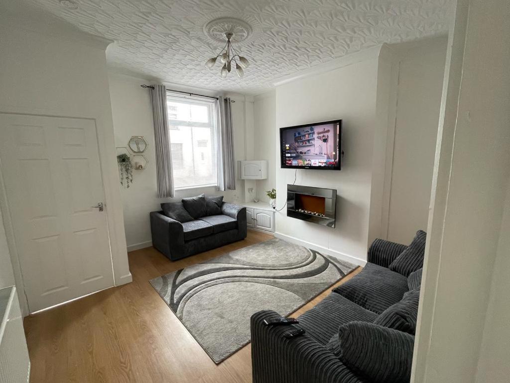 Cheerful 2 Bedroom House Hindley エクステリア 写真