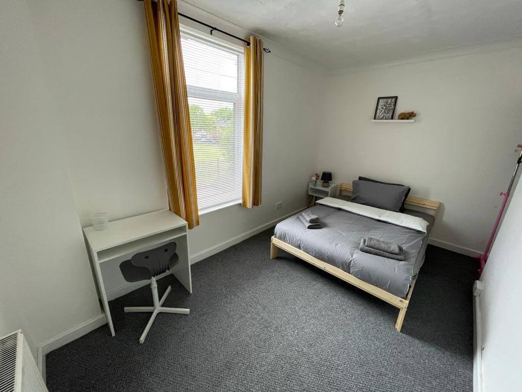 Cheerful 2 Bedroom House Hindley エクステリア 写真